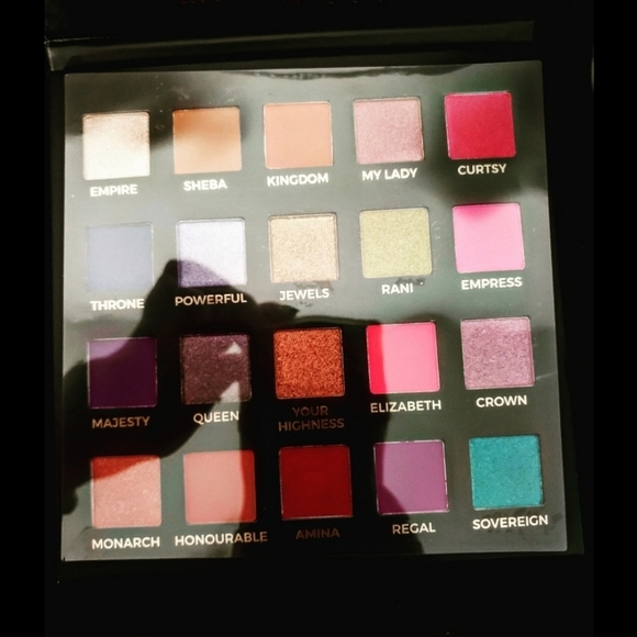 👑 Eloise Beauty - The Queen Eyeshadow Palette 👑 - Picture 3 of 8